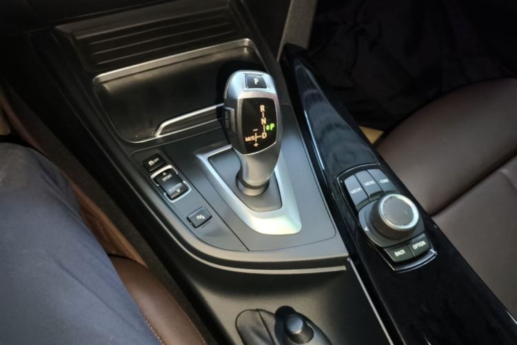 BMW 3 Series 2018 car image #14