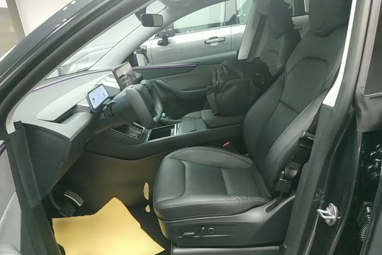Tesla Model Y 2025 immagine di auto #19