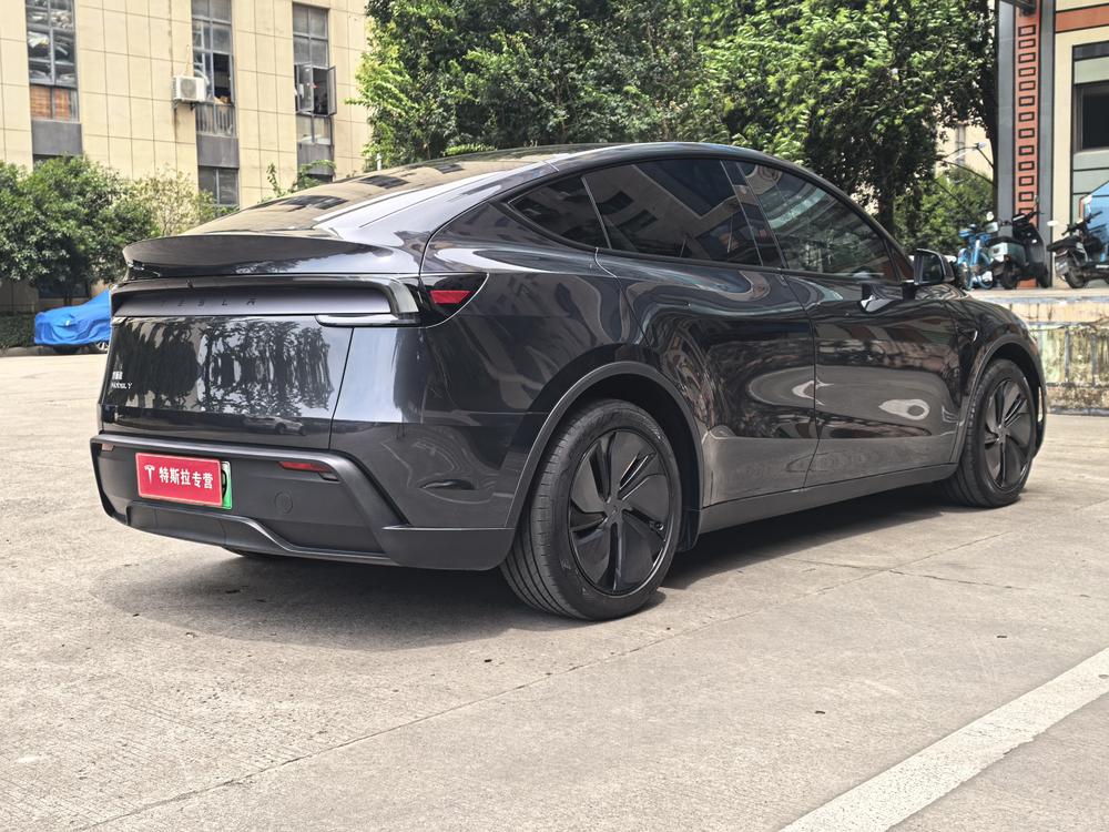 Tesla Model Y 2025 #7 Tesla Model Y 2025 car image #7