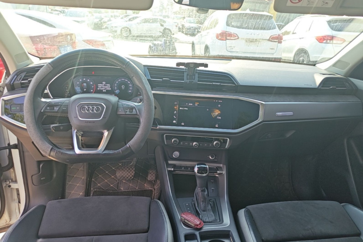 Audi Q3 2019 car image #11