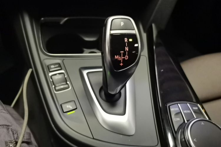 BMW 3 Series 2019 car image #14