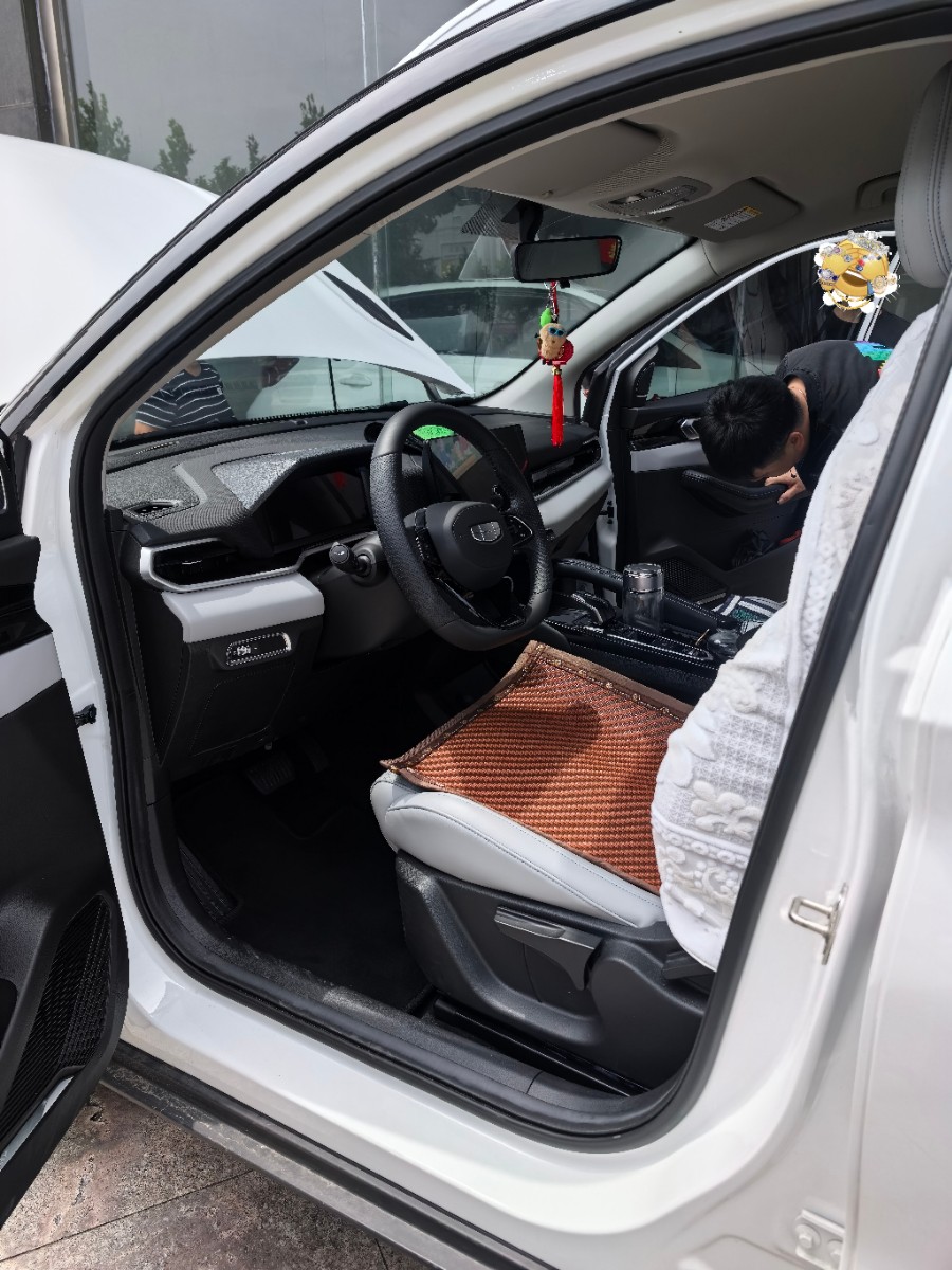GEELY Coolray 2025 car image #3