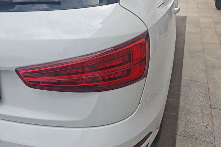 Audi Q3 2018 car image #8