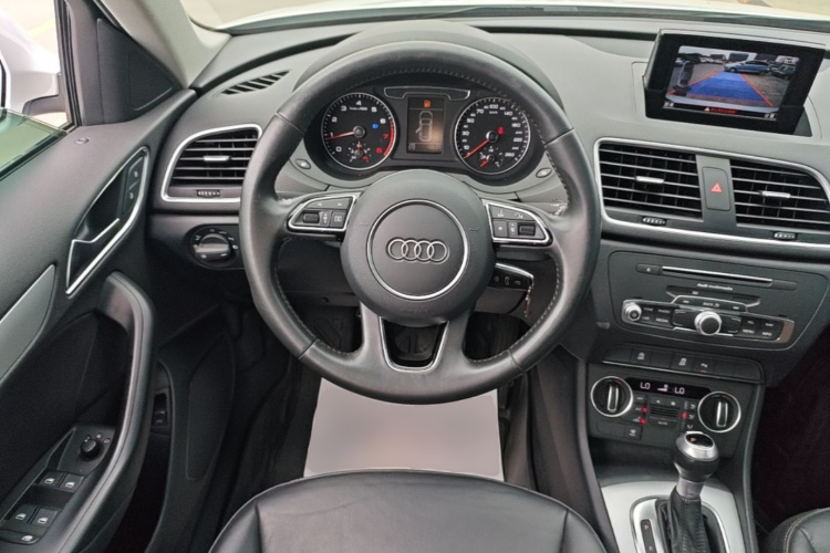 Audi Q3 2019 car image #11