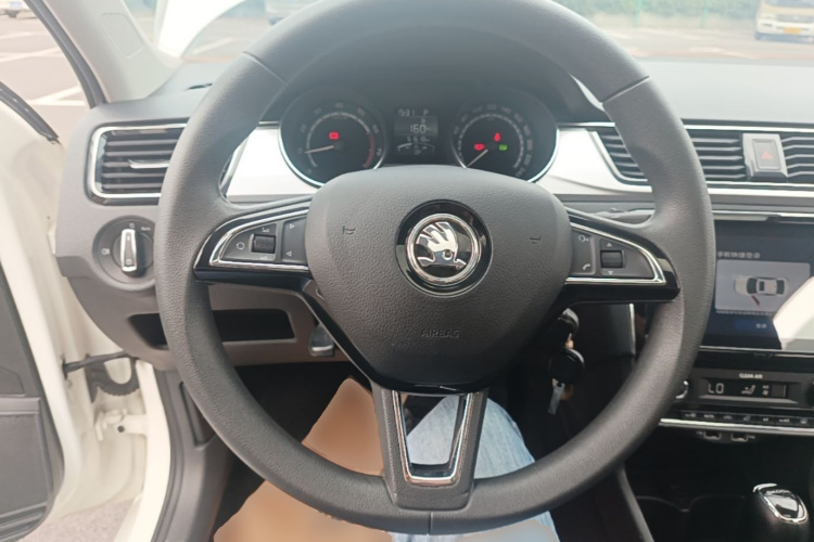 Skoda Rapid 2021 car image #11
