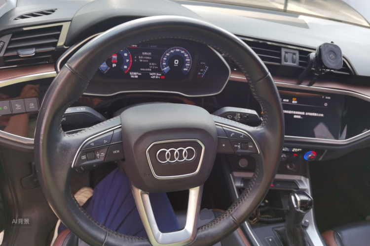Audi Q3 2019 car image #12
