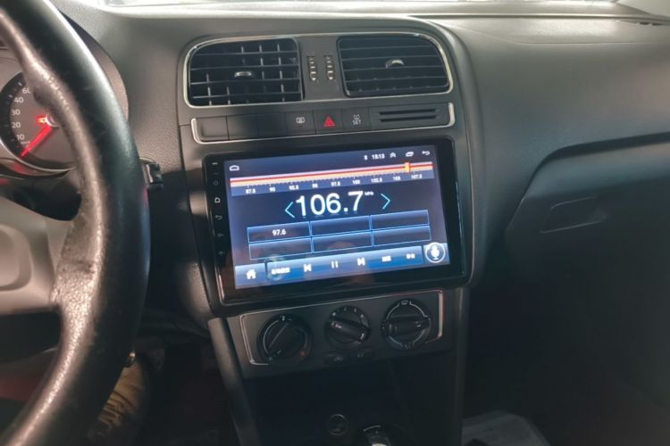 Volkswagen Polo 2015 car image #13