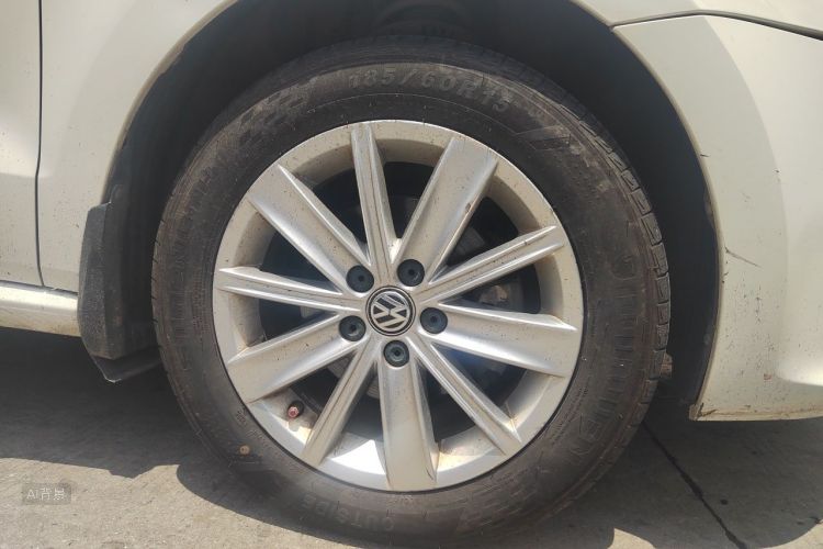 Volkswagen Polo 2015 car image #9