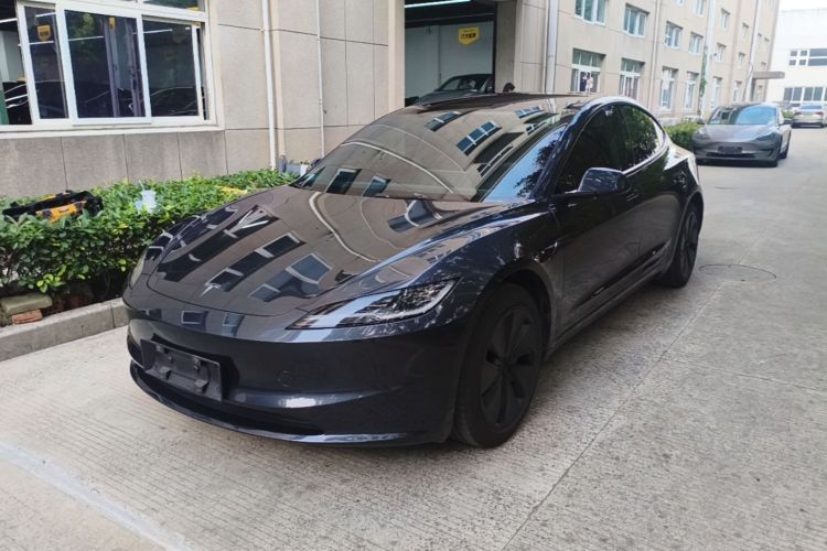 Tesla Model 3 2025 car image #2