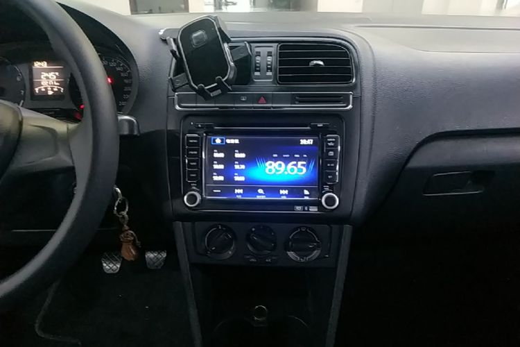Volkswagen Polo 2015 car image #13