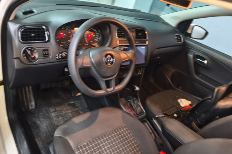 Volkswagen Polo 2015 car image #10
