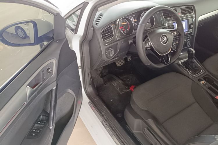 Volkswagen Golf 2018 car image #16