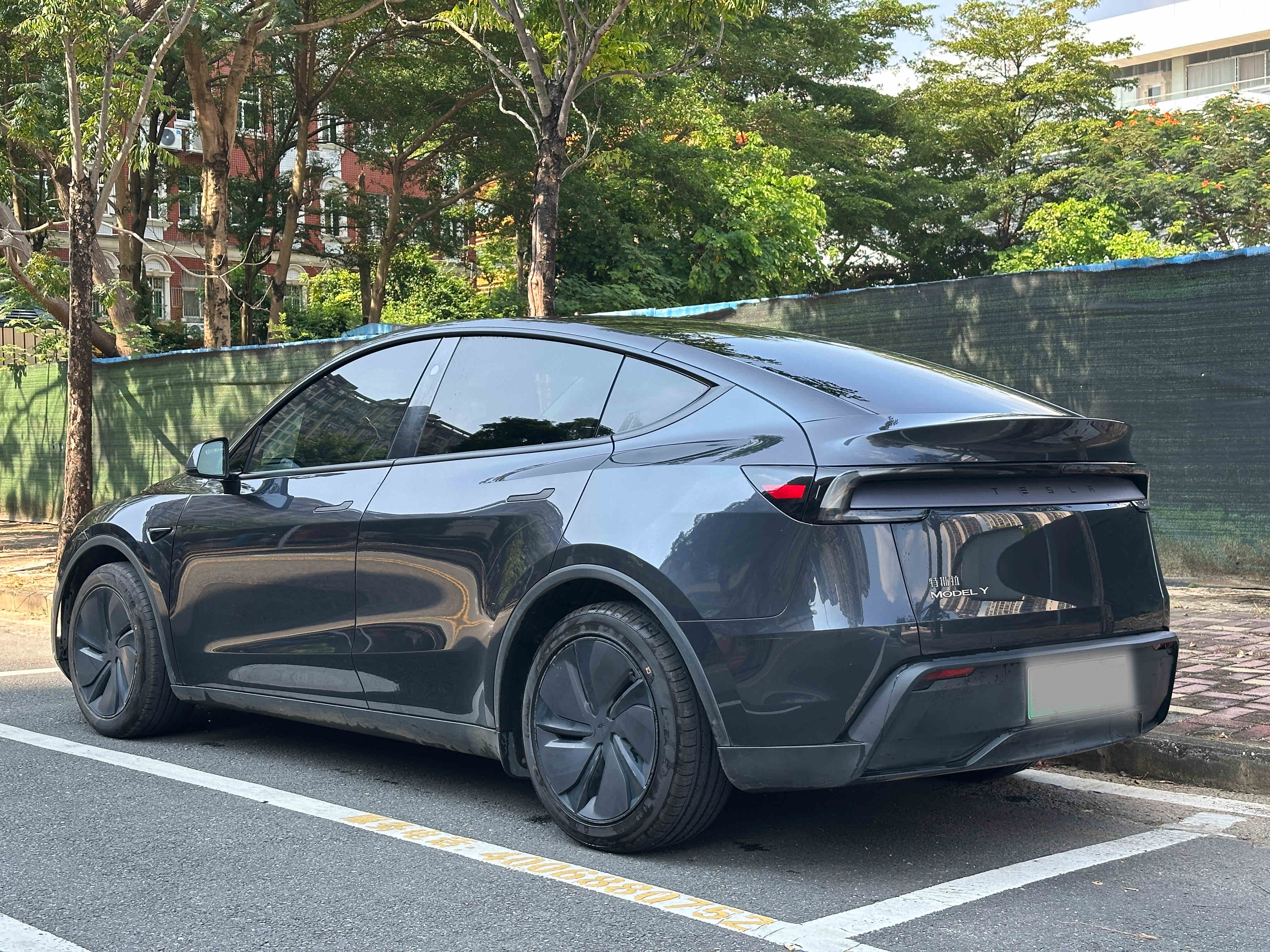 Tesla Model Y 2025 #7 Tesla Model Y 2025 car image #7