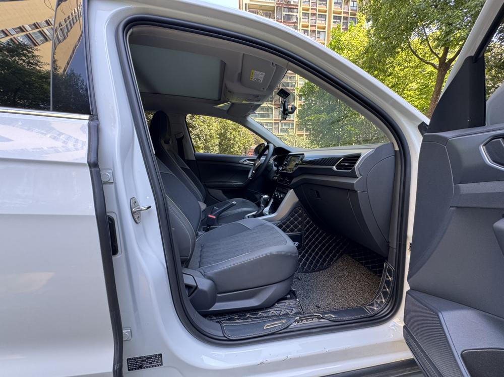 Volkswagen T-Cross 2019 car image #16