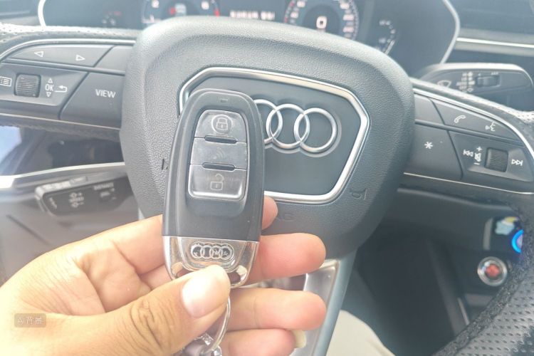 Audi Q3 2020 car image #10