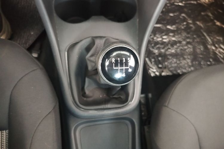 Volkswagen Polo 2015 car image #14