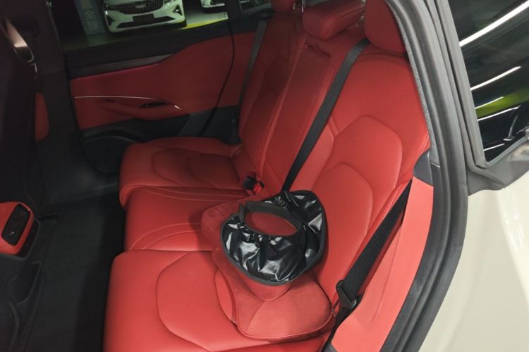 MI SU7 2025 immagine di auto #13