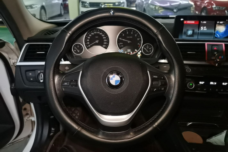 BMW 3 Series 2019 car image #11