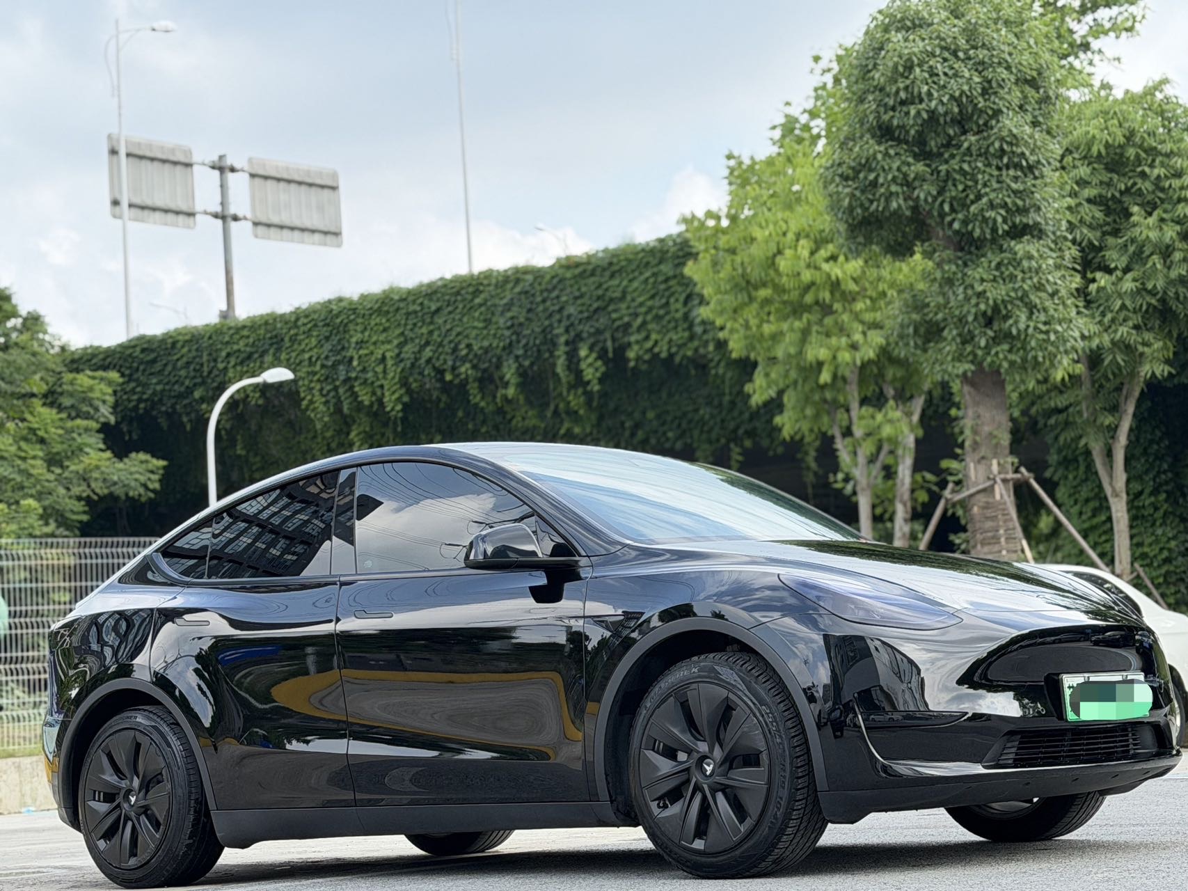 Tesla Model Y 2023 car image #3