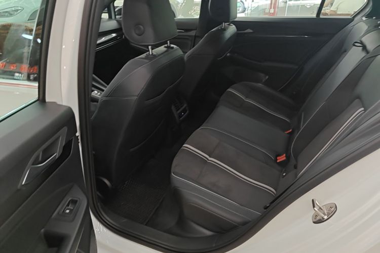 Volkswagen Golf 2023 car image #13