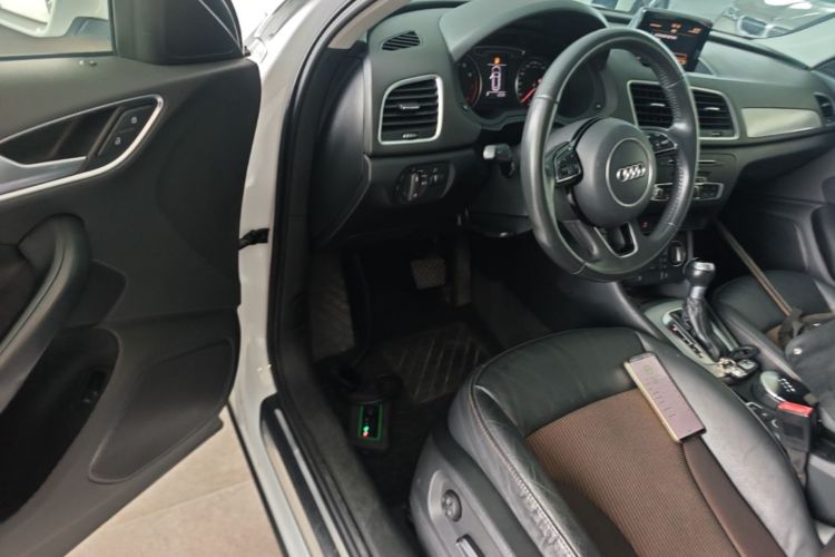 Audi Q3 2018 car image #16