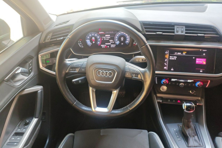 Audi Q3 2020 car image #11
