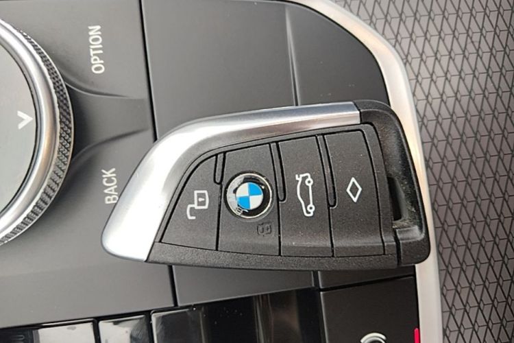 BMW 3 Series 2024 car image #9