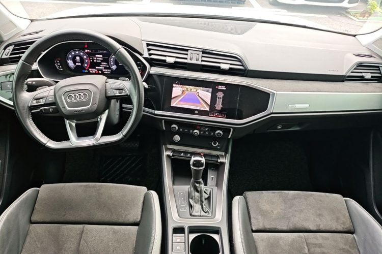 Audi Q3 2020 car image #10
