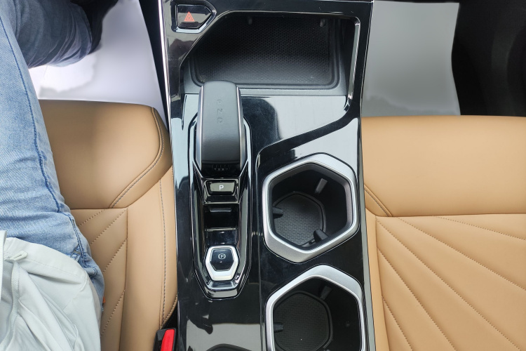 GEELY Boyue L 2023 car image #10