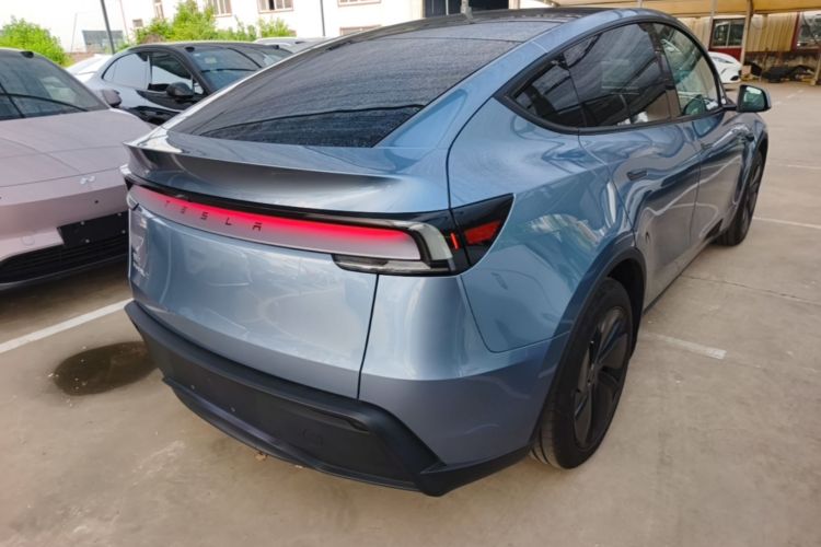 Tesla Model Y 2025 #5 Tesla Model Y 2025 car image #5