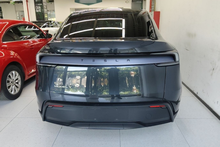 Tesla Model Y 2025 #6 Tesla Model Y 2025 car image #6