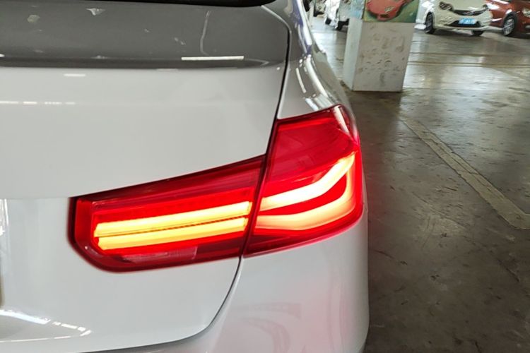 BMW 3 Series 2018 imagem de carro #8