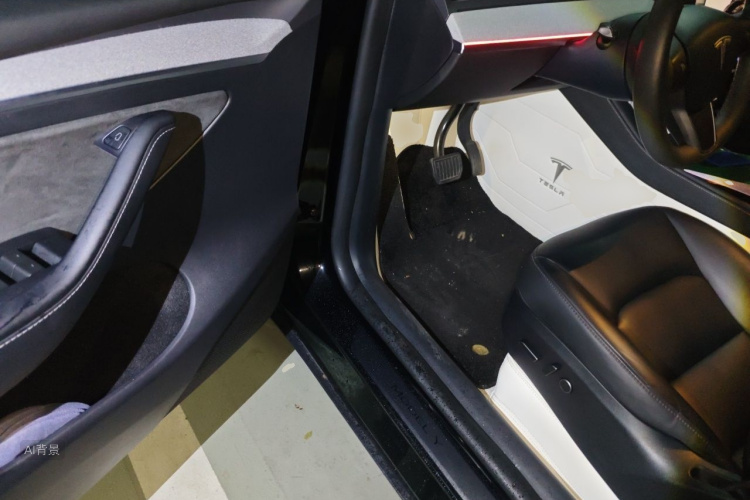 Tesla Model Y 2023 car image #18