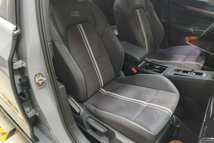 Volkswagen Golf 2023 car image #24