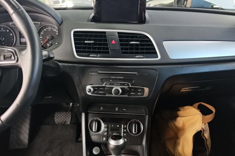 Audi Q3 2017 car image #13