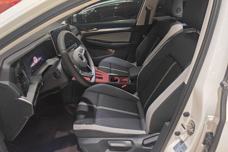 Volkswagen Golf 2025 car image #15
