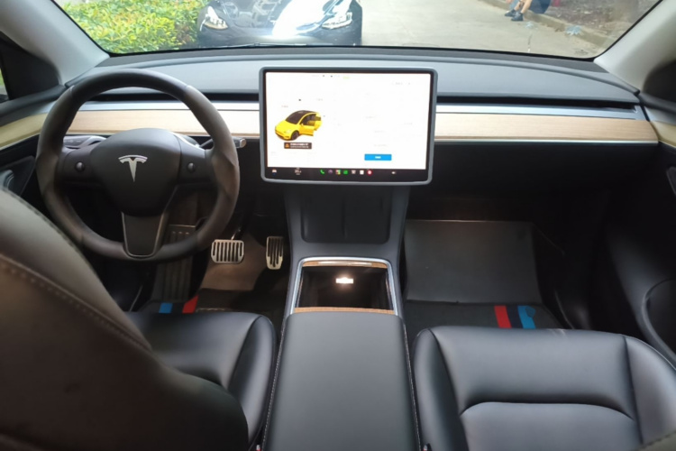 Tesla Model Y 2023 car image #11