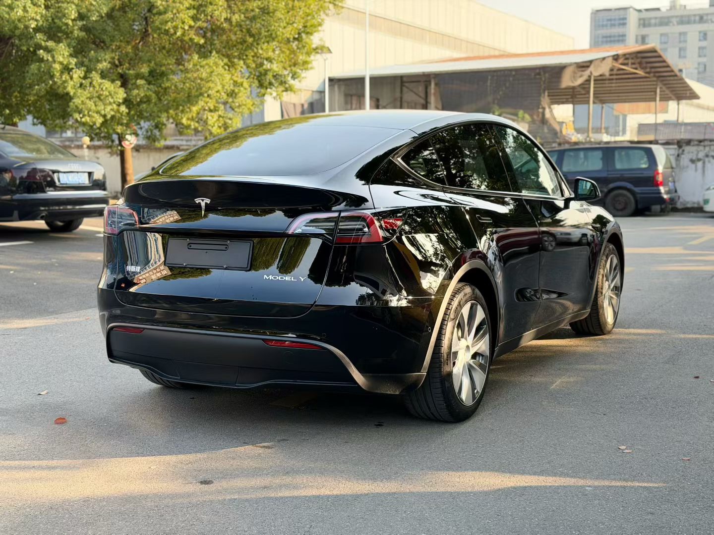 Tesla Model Y 2023 #5 Tesla Model Y 2023 car image #5