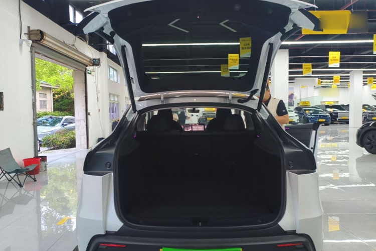 Tesla Model Y 2025 car image #19