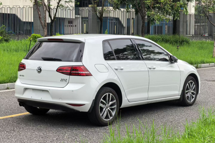 Volkswagen Golf 2017 car image #8