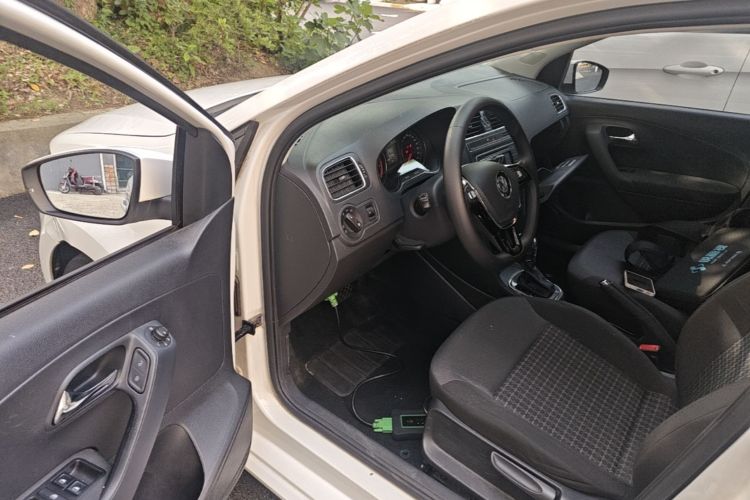 Volkswagen Polo 2016 car image #16