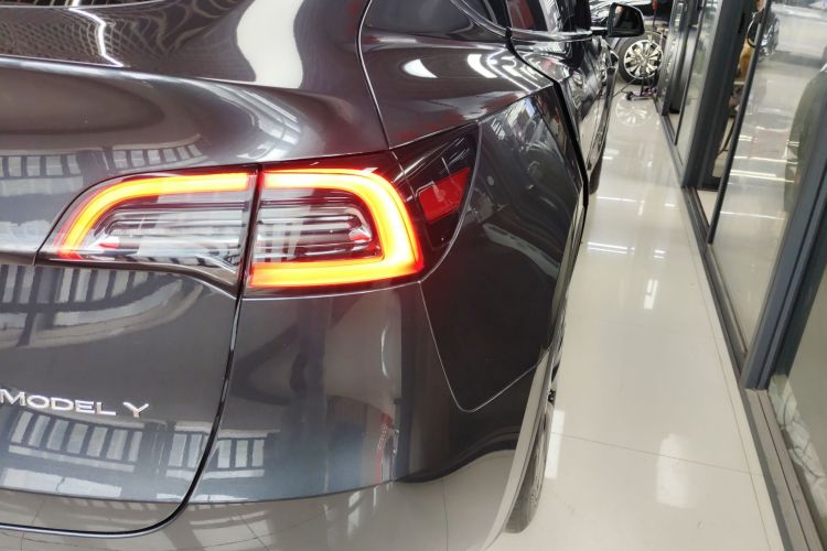 Tesla Model Y 2024 #8 Tesla Model Y 2024 car image #8