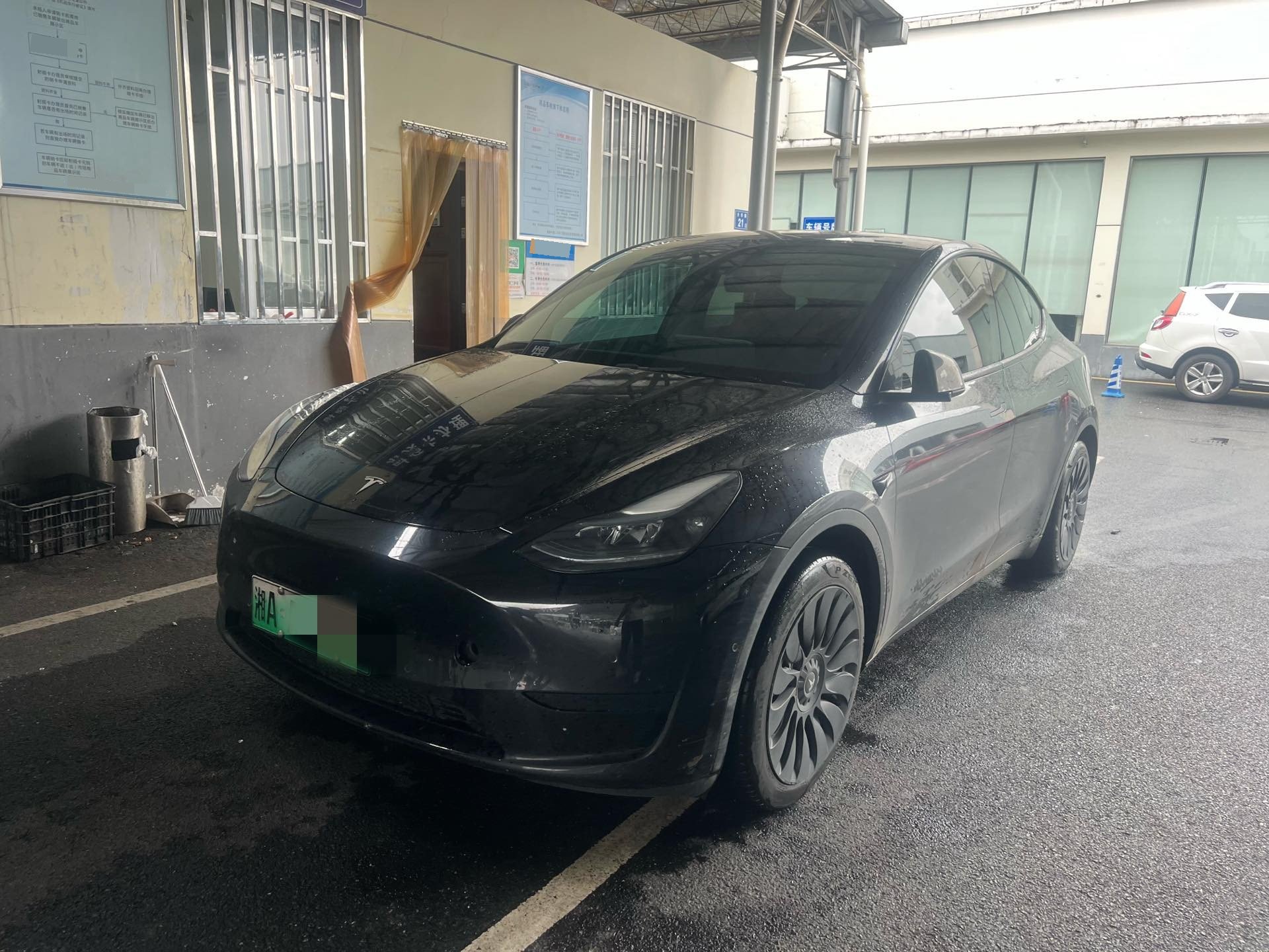 Tesla Model Y 2023 car image 