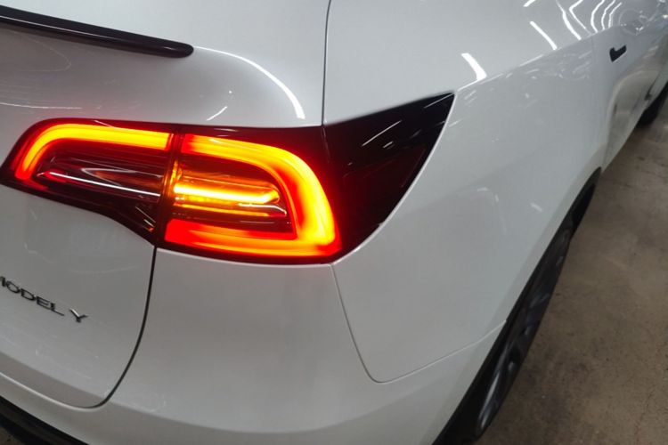 Tesla Model Y 2021 car image #8