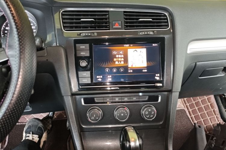 Volkswagen Golf 2019 car image #13