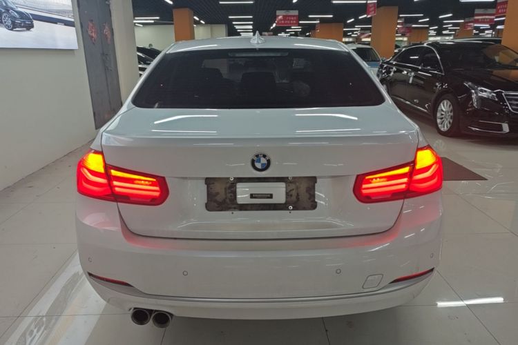 BMW 3 Series 2018 immagine di auto #6