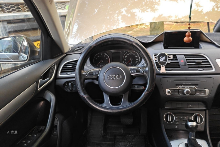 Audi Q3 2018 car image #12