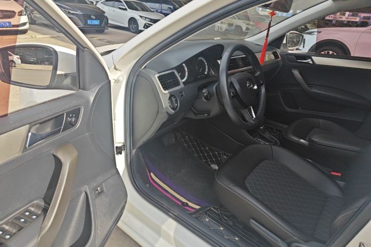 2019 car image #16