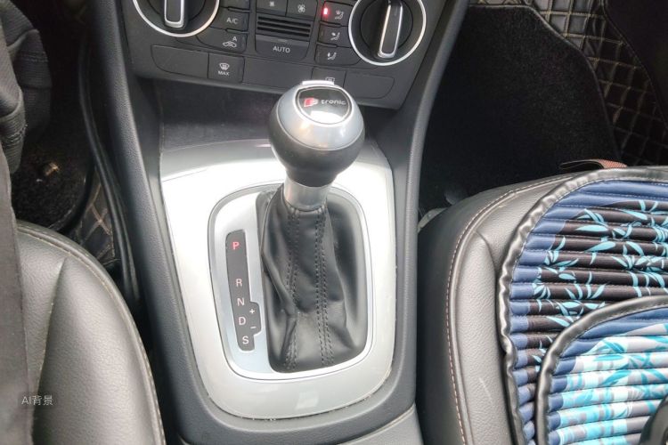 Audi Q3 2019 car image #16