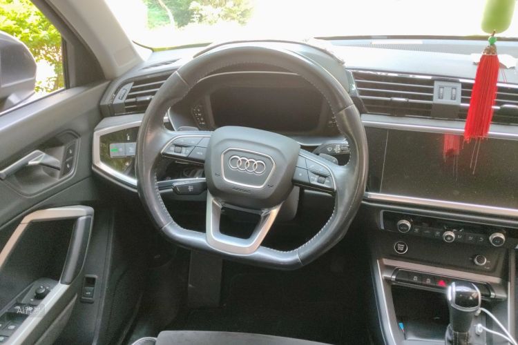 Audi Q3 2021 car image #12
